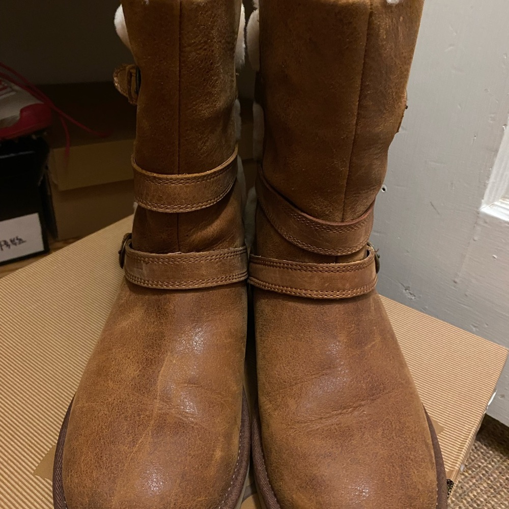 UGG BOOT
